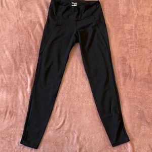 Old Navy Leggings with pockets and mesh detail 
size medium